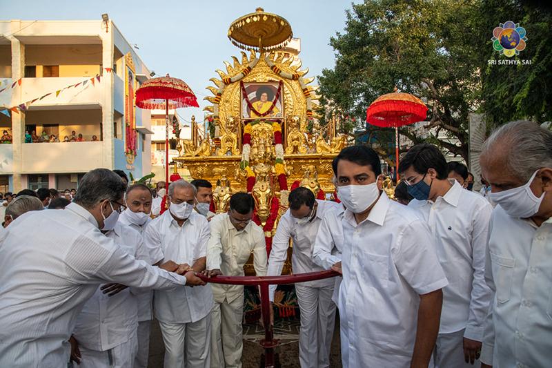Glimpses of Golden Chariot Procession & Jhoola Mahotsavam | 95th Birthday Evening Celebrations...