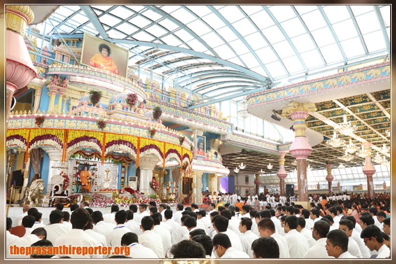 The Voice Of Eternity, that of The Lord Supreme Sri Sathya Sai resounded Prasanthi Nilayam this evening at the