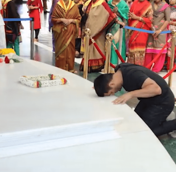 On his maiden visit to Puttaparthi, Mr. M S Dhoni visits Sri Sathya Sai Institute of Higher Medical Sciences...