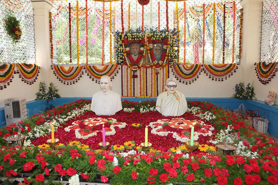 The mortal remains of Bhagawan Baba’s parents, Sri Pedda Venkama Raju and Smt. Easwaramma...

- - -
9:30 AM to 11:30 AM & 4:30 PM to 6:30 PM